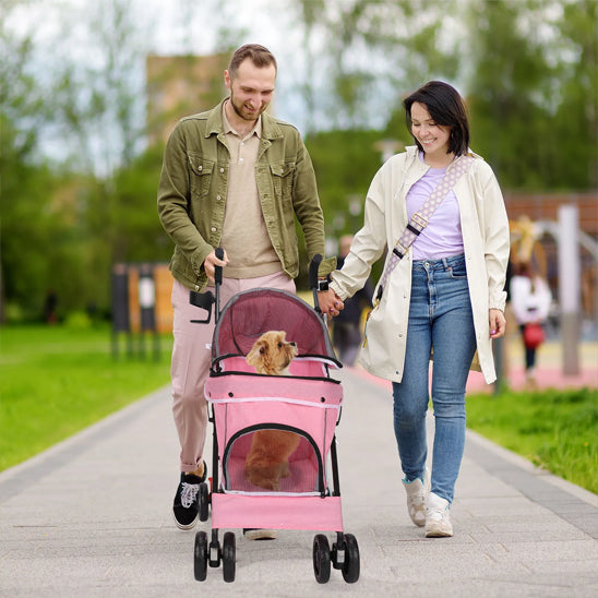 couple avec chien dans poussette pour chien