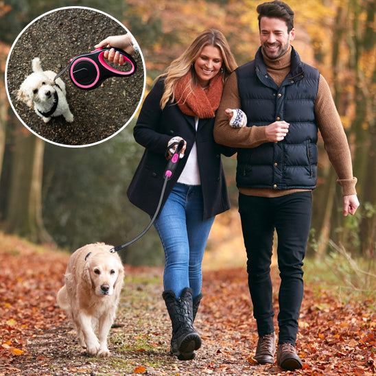 couple balade chien avec laisse pour chien enrouleur