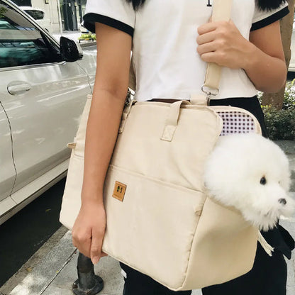 femme porte petit chien avec sac transport chien