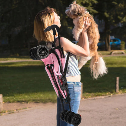 femme transportant poussette pour chien pliée sur épaule