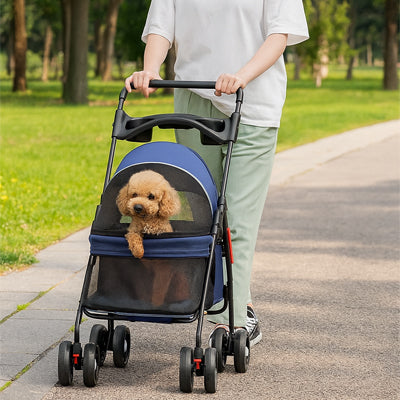 petit chien dans poussette pour chien filet ouvert