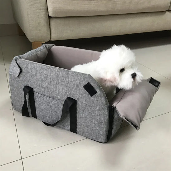 petit chien dans sac de transport pour chien gris