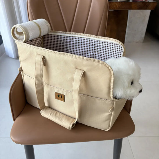 petit chien dans sac transport chien beige
