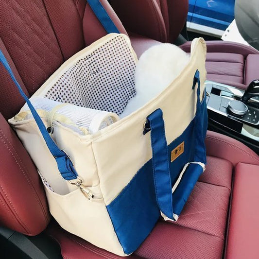 Sac transport chien bleu sur un siège auto 